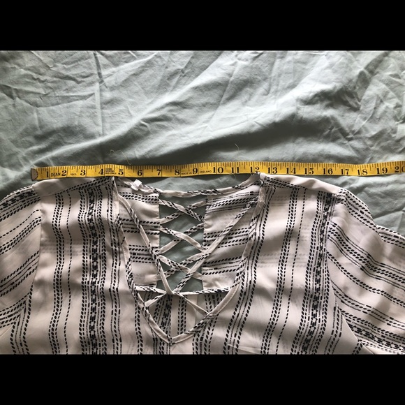 Maurice’s Sz. L Off-white top with black pattern - Picture 4 of 12
